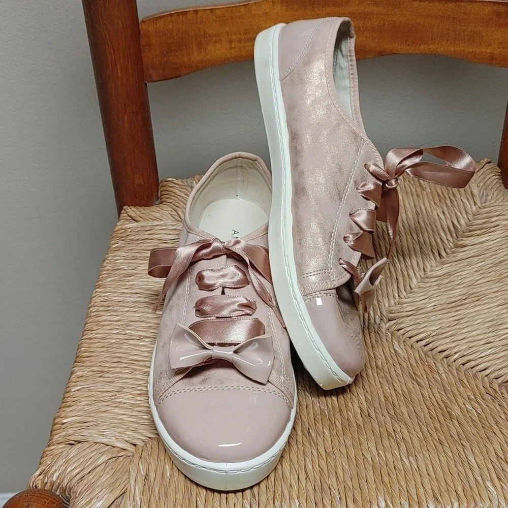 NWOB Mauve & Gold Shimmer André Sneakers Sz 41 euro 10 US